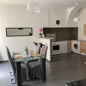 https://agreable-maison-de-ville-equipee-et-climatisee.fr-provencehotel.com